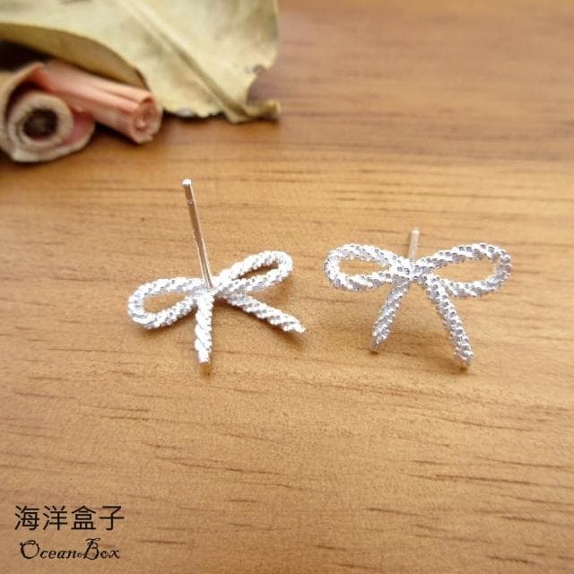 【海洋盒子】甜美亮眼雪花蝴蝶結緞帶S925純銀耳環 .針式貼耳耳環