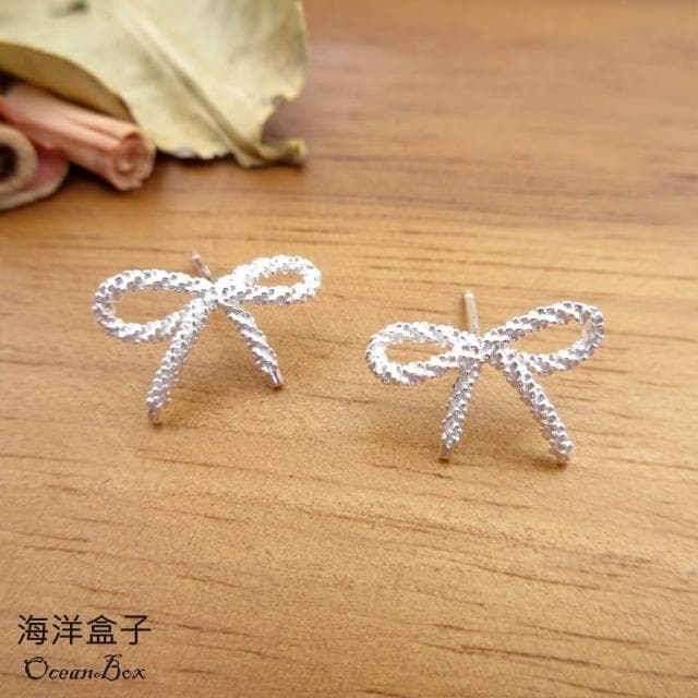 【海洋盒子】甜美亮眼雪花蝴蝶結緞帶S925純銀耳環 .針式貼耳耳環