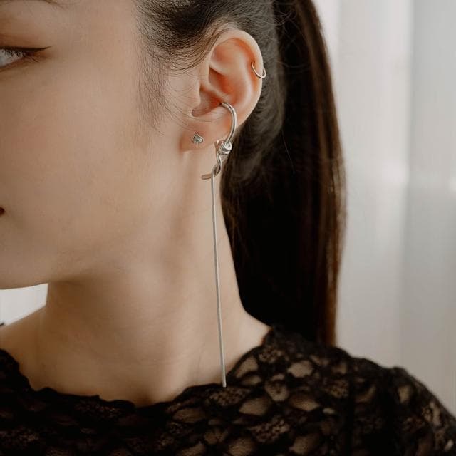 【Queenshop】QUEENSHOP_ S 女裝 正韓 不規則扭結垂墜設計耳扣式耳環 現+預 07030958