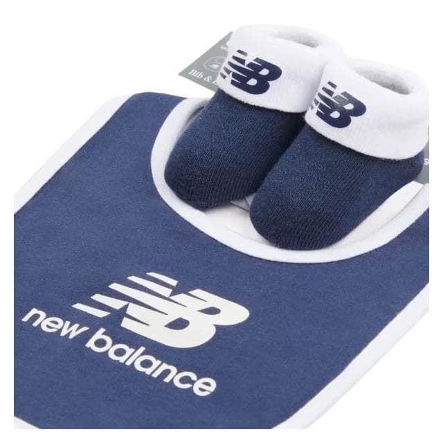 【NEW BALANCE】NEW BALANCE 學步鞋 圍兜 0-6個月 兩色 禮盒 彌月禮 寶寶禮物 口水巾 LAKB0105-