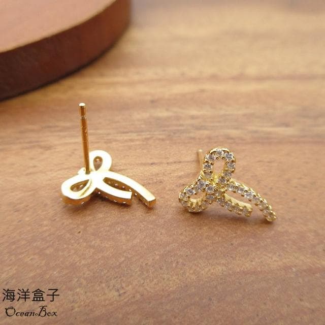 【海洋盒子】絕美滿鑽鋯石蝴蝶結緞帶針式925純銀金色耳環.鍍金貼耳耳環