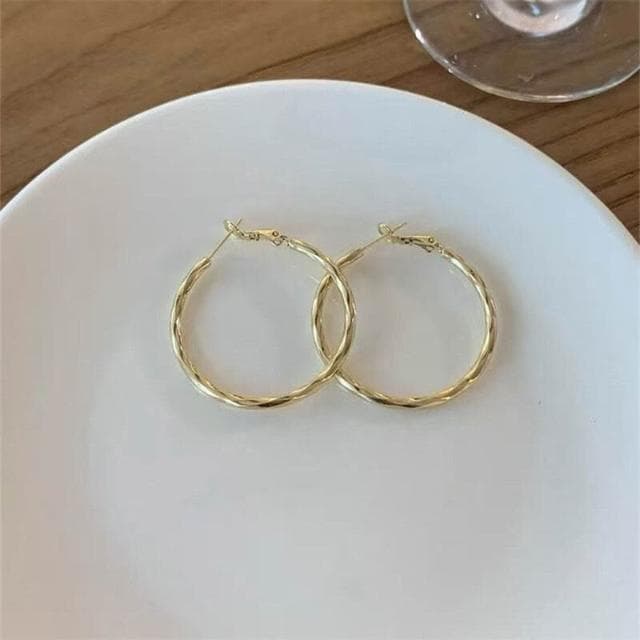 耳環簡約金色圓圈耳環女夏高級感素圈耳夾耳飾時髦千金感輕盈精緻輕奢高級韓國不過敏看不膩超閃耳環耳飾飾品配禮服百搭禮物千金感