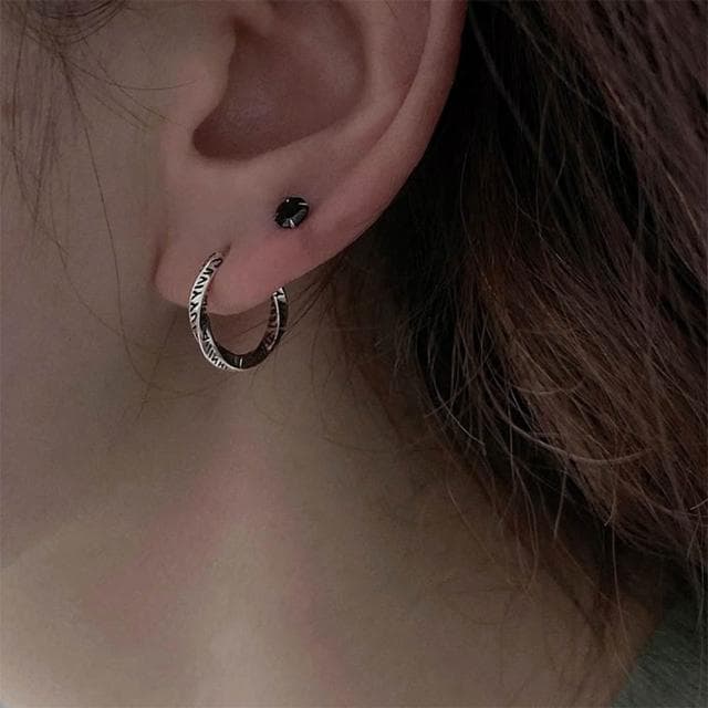 【MoonDy】莫比烏斯耳環 英文塗鴉耳圈 純銀耳環 環形耳環 素圈耳扣 男生飾品 耳環女 扭轉耳飾 配飾