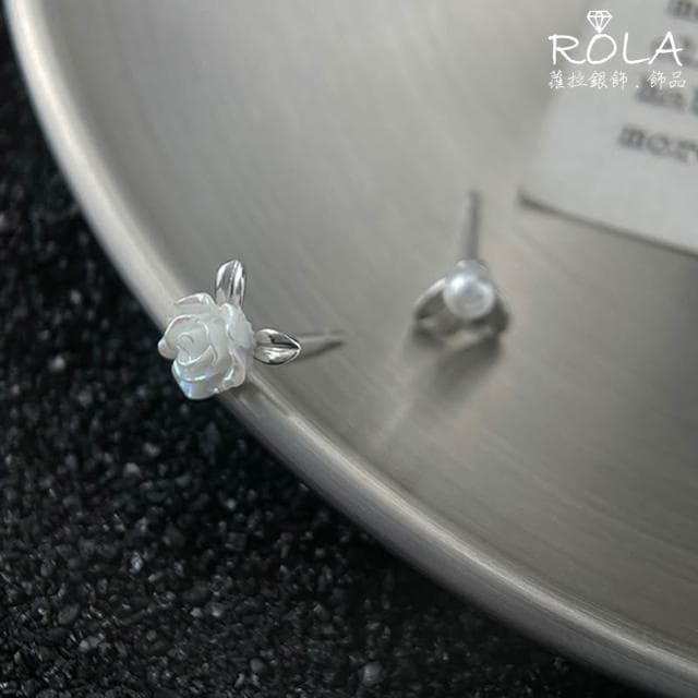 ROLA蘿拉銀飾.飾品 “現貨當天出” 山茶花珍珠葉不對稱925純銀耳針耳環 玫瑰花朵.