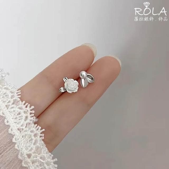 ROLA蘿拉銀飾.飾品 “現貨當天出” 山茶花珍珠葉不對稱925純銀耳針耳環 玫瑰花朵.