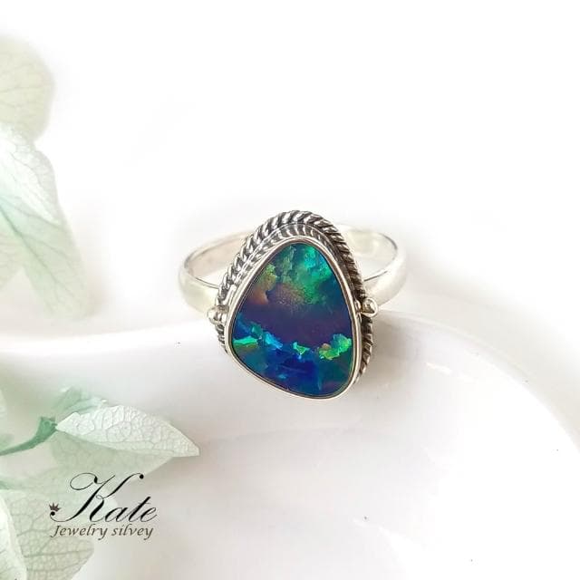 【KATE】銀飾 優雅隨形澳洲天然蛋白石純銀戒指 變彩斑斕 手工銀框 opal 澳泊戒指 十月生日石 生日禮物 情人禮物