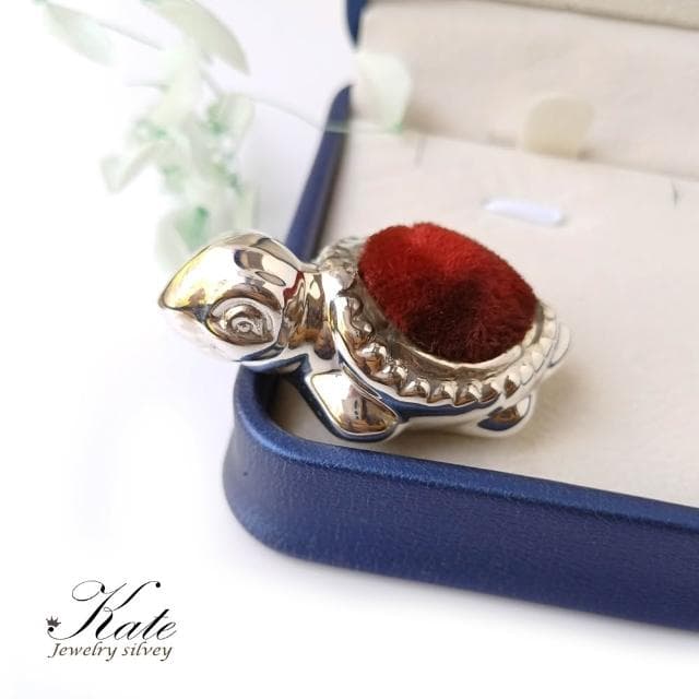 【KATE】銀飾 可愛小海龜紅絲絨針插純銀擺件 針包 針插包 海龜擺件 海洋系 繡娘最愛 生日禮物 情人禮物