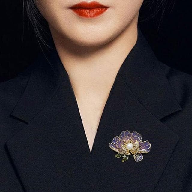 【EMMA SUE】金屬別針 造型胸針 鋯石 旗袍配件 送長輩 紀念日禮物 新年胸針 珍珠 配飾 優雅 花開富貴 牡丹花 胸針 別針 