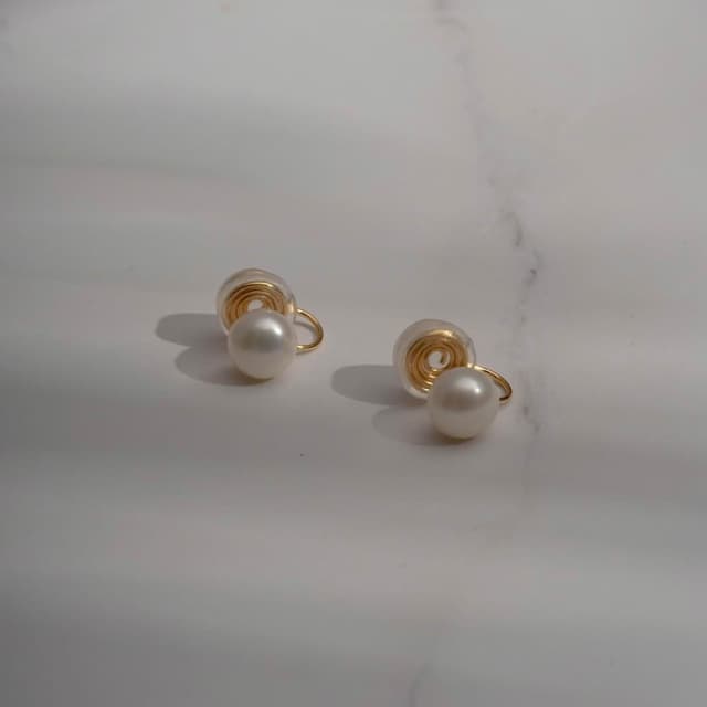 Char Me 耳夾專賣 5A等級淡水珍珠．雙層彈簧蚊香盤耳夾 - 白色 ( 9- 9.5 mm)(珍珠夾式耳環)