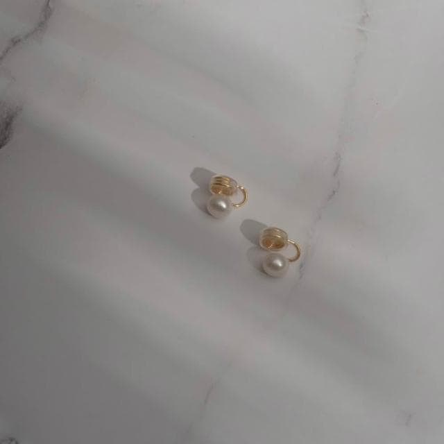 Char Me 耳夾專賣 5A等級淡水珍珠．雙層彈簧蚊香盤耳夾 - 白色 ( 9- 9.5 mm)(珍珠夾式耳環)