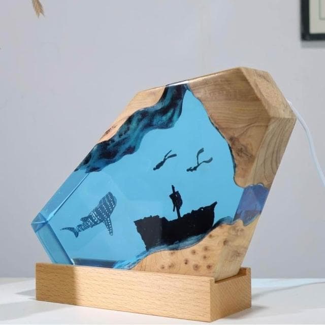 溶洞鯨魚潛水夫桌面擺件海洋藝術工藝品實木樹脂燈生日禮物飾品