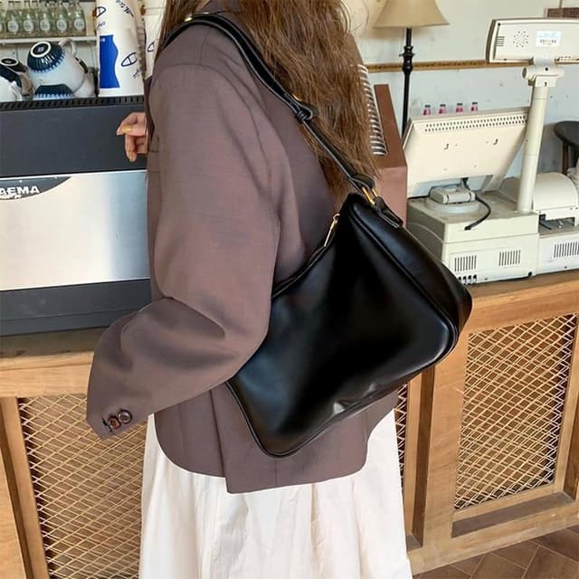 【LEESA】軟皮包包\女生包包\流浪包\單肩包\側背包\斜背包\腋下包\歐美包包\韓國包包\黑色包包\閨蜜包包\女生生日禮物