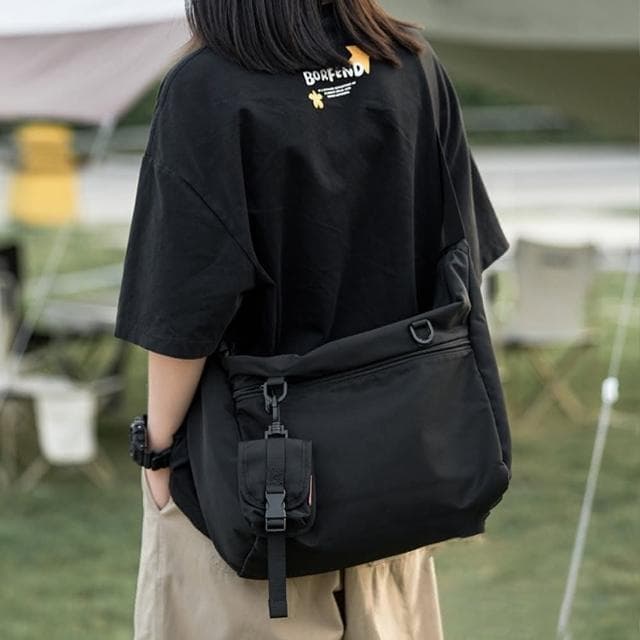 【LEESA】尼龍斜背包\工裝包\斜背包\大包包\男包包\女包包\韓國斜背包\多功能包包\休閒郵差包\黑色包包\禮物