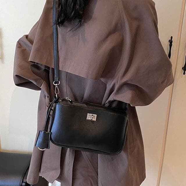 【LEESA】軟皮包包\休閒側背包\包包\單肩包\斜背包\小方包\白色包包\百搭女包\簡約斜背包\黑色包包\質感包包\生日禮物
