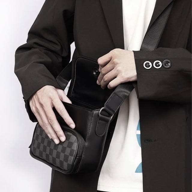 【LEESA】高級感\側背包\休閒包\通勤包\質感\防潑水\小方包\郵差包\翻蓋小包\斜背包\包包\單肩包\男生包包\生日禮物