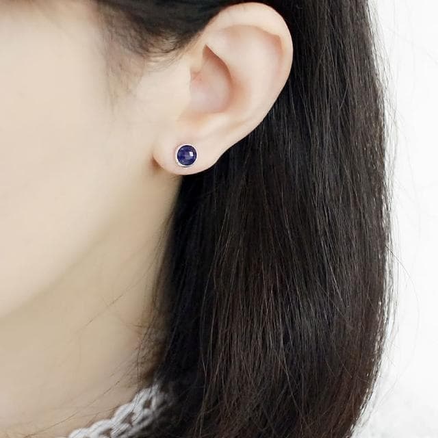 【BLUMA】藍寶石簡約小圓純銀耳環(生日情人節禮物 水晶飾品 圓形天然石原礦針式耳釘 飾品禮盒)