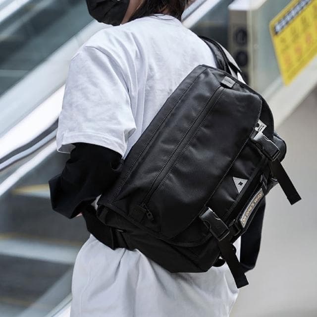 【KT DADA】男生機車包 黑色斜背包 男生郵差包 騎行斜背包 生日禮物 包包 郵差包 斜背包 三點式固定扣 潮流斜背包 工裝包