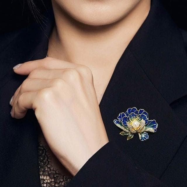 【KT DADA】旗袍配件 新年胸針 珍珠 配飾 優雅 送長輩 生日禮物 花開富貴 牡丹花 胸針 別針 金屬別針 造型胸針 鋯石