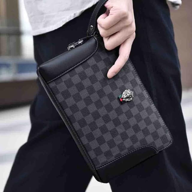 【KT DADA】密碼鎖包包 防盜鎖包包 男生手拿包 商務手拿包 真皮手包 格纹包包 棋盤格手拿包 潮流型男包 送男朋友 生日禮物