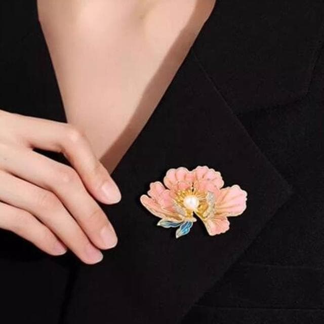 【LEEHER】造型胸針/鋯石/旗袍配件/新年胸針/花開富貴/牡丹花/胸針/別針/金屬別針/珍珠/配飾/優雅/送長輩/紀念日禮物/