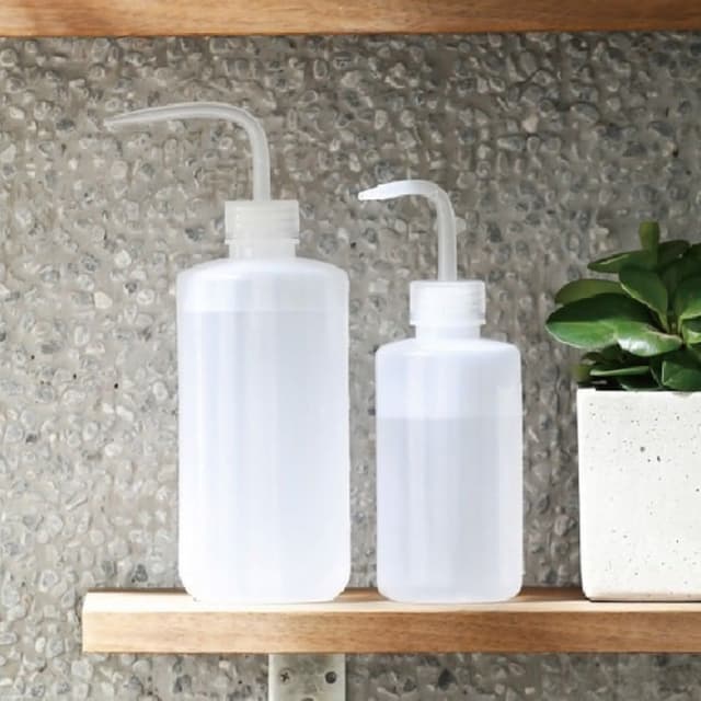 【蛋蛋購物】園藝按壓式尖嘴澆花瓶 500ml ( 深入土壤 滴嘴彎壺 尖嘴壺 植物 澆水器 澆水壺 擠壓瓶 塑膠瓶 酒精瓶 盆栽 )