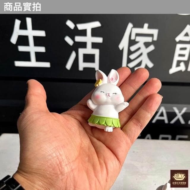 【PiNYU 品柚生活傢飾館】4件組。旅遊小兔(迷你兔子辦公室桌面裝飾小擺件創意車內飾用品可愛裝飾交換禮物)