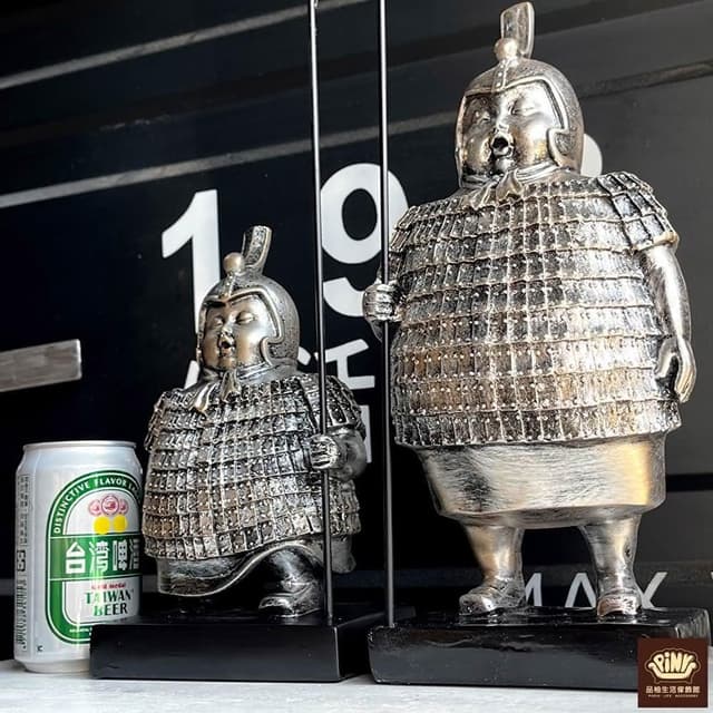 【PiNYU 品柚生活傢飾館】胖兵馬俑拿槍擺飾(搞笑胖兵馬俑復古擺件新中式櫃玄關家居裝飾品 中國風交換禮物)