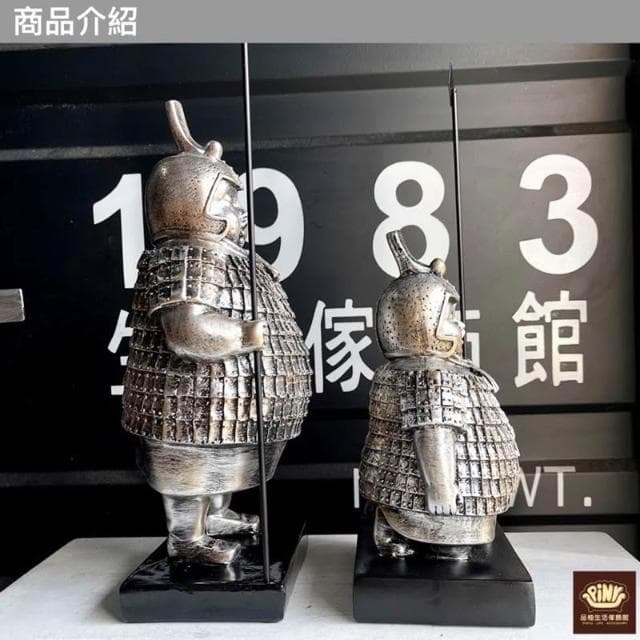 【PiNYU 品柚生活傢飾館】胖兵馬俑拿槍擺飾(搞笑胖兵馬俑復古擺件新中式櫃玄關家居裝飾品 中國風交換禮物)