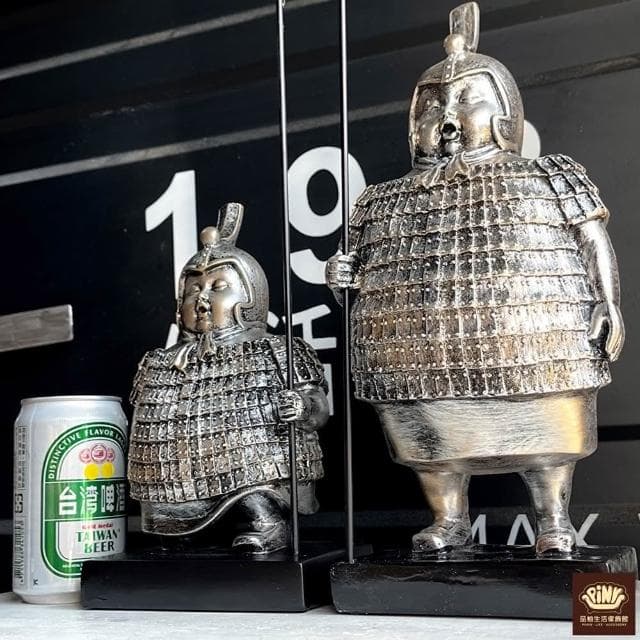 【PiNYU 品柚生活傢飾館】胖兵馬俑拿槍擺飾(搞笑胖兵馬俑復古擺件新中式櫃玄關家居裝飾品 中國風交換禮物)