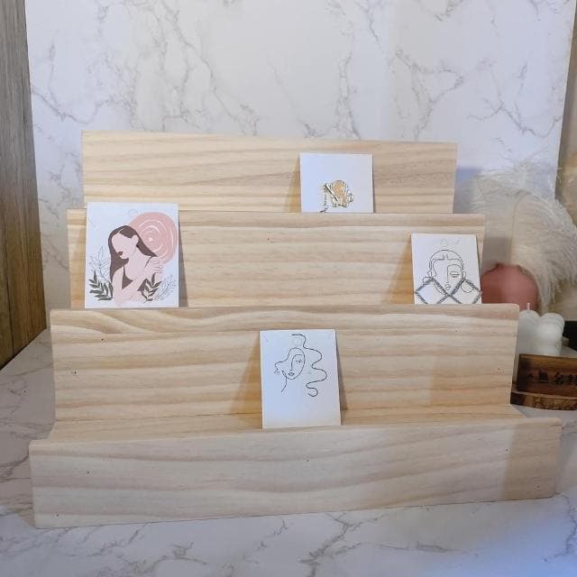 無名精選木質階梯展示架 B小(免組裝 公仔、明信片、保養品、飾品展示台)