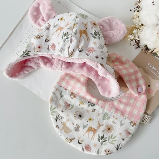 【Liannebaby】粉森林梅花鹿熊熊 彌月禮盒寶寶帽 圍兜(滿月禮 收涎禮物 週歲禮 彌月禮盒)