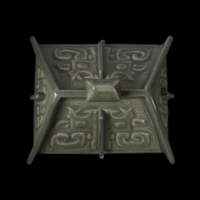 《博古珍藏》宋 龍泉窯青瓷亞醜方彝式蓋罐 早期收藏 老件瓷器 國際拍賣級文物