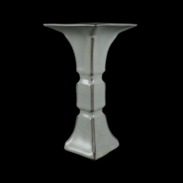 《博古珍藏》宋 官窯月白釉方尊 高18公分 早期收藏