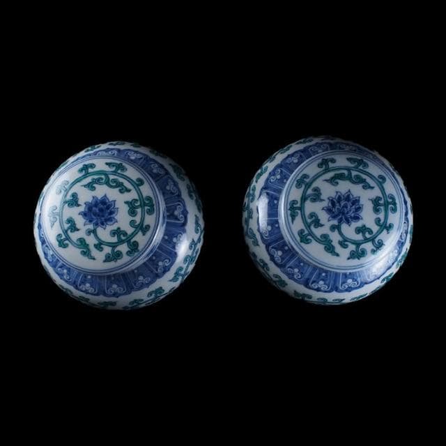 《博古珍藏》鬥彩斗彩纏枝蕃蓮花托八吉祥紋罐一對 老件瓷器 博物館級文物