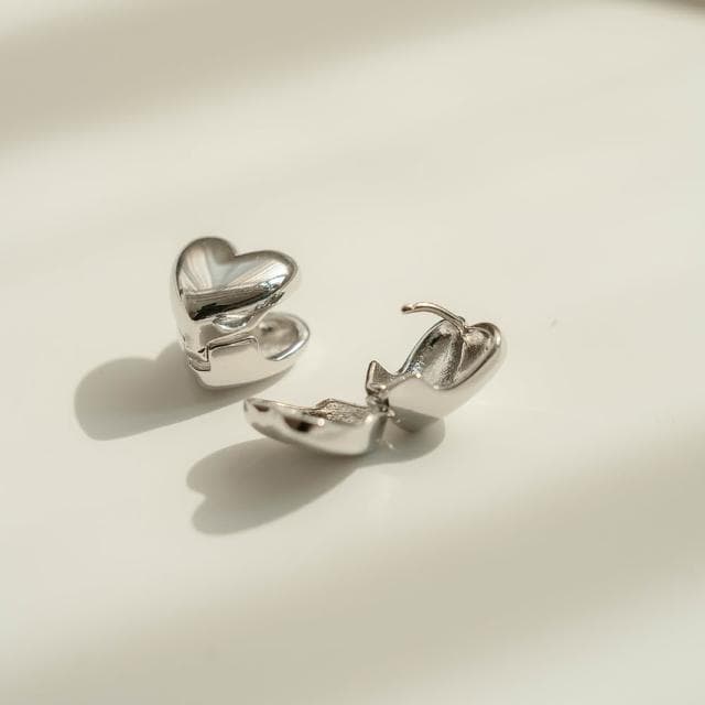 【Queenshop】QUEENSHOP_ S 女裝 正韓 簡約雙面立體愛心耳針式耳環 現+預 07030952