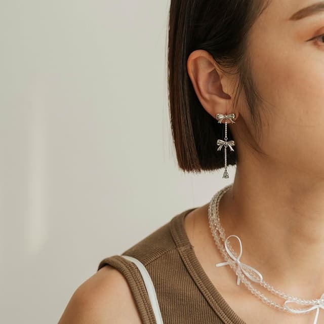 【Queenshop】QUEENSHOP_ S 女裝 正韓 雙層蝴蝶結垂墜水鑽耳環 現+預 07030948