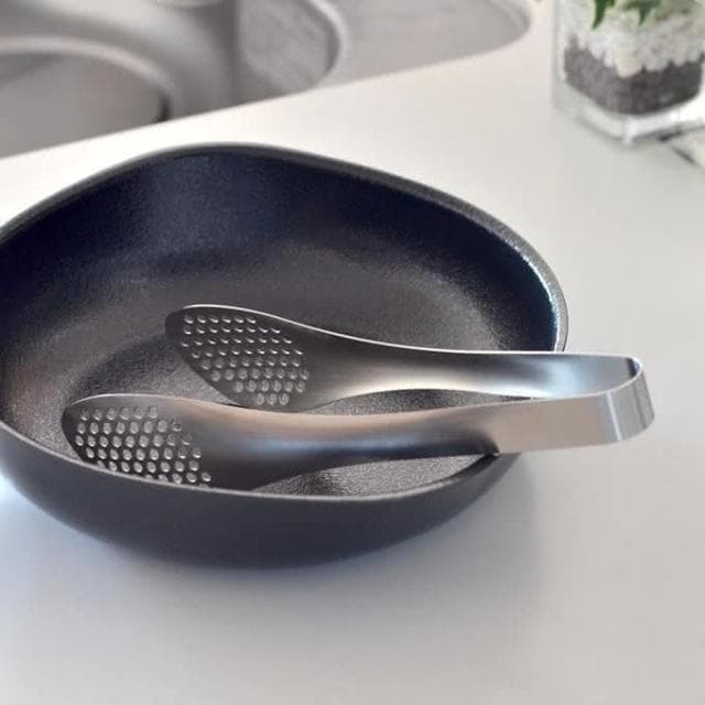 【柳宗理】日本高質感不鏽鋼消光霧面有孔料理夾22cm(交換禮物 聖誕禮物 麵包夾 食物夾 沙拉夾)