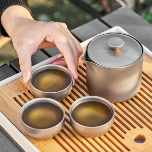 【TEMPEST】雙層純鈦泡茶器 180ML ( 雙層鈦隔熱 一壺三杯套裝純鈦茶具 泡茶器 精細濾網雙層茶杯 戶外茶具套裝 鈦茶杯 鈦茶壺 )