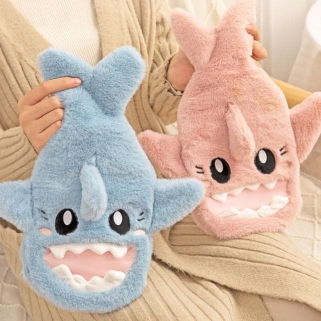 鯊魚寶寶熱水袋 暖肚子 1000ml 熱水袋 造型熱水袋 保溫 暖手 熱敷袋 暖暖袋 絨毛熱水袋 保暖熱水袋 暖手袋