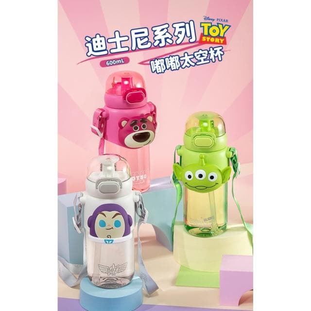 【Disney 迪士尼】玩具總動員 嘟嘟水壺 600ML ( 正版授權 巴斯光年 三眼怪 草莓熊 運動水壺 兒童水壺 隨身水壺 隨身杯 大容量水瓶 母嬰Tritan材質 茶杯 保溫瓶 雙飲 吸管 可調背帶 送禮 生日禮物 交換禮物 聖誕禮物)