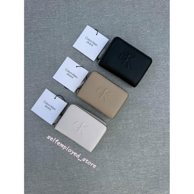 【Calvin Klein】CK 浮雕logo短夾 拉鍊式 零錢包 對開
