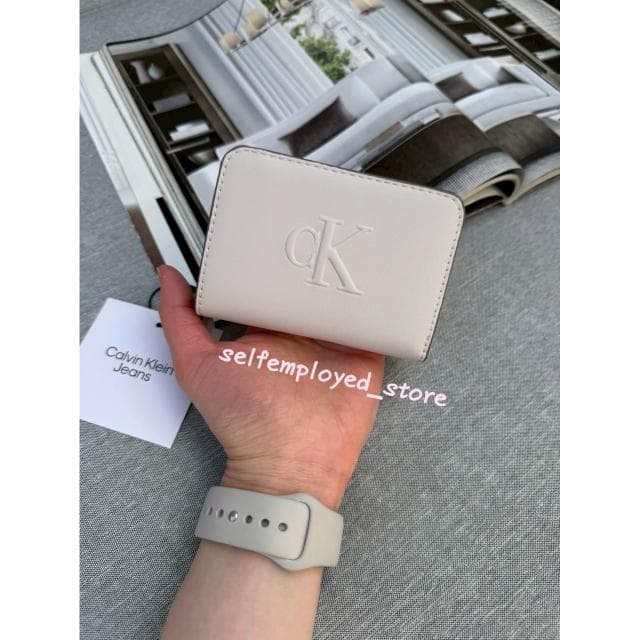 【Calvin Klein】CK 浮雕logo短夾 拉鍊式 零錢包 對開