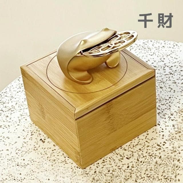 【招財揪吉】揪吉千財 招財禮盒 內附生命之花能量錢幣 入厝 搬家 開店 送禮 聚寶 發財 木盒