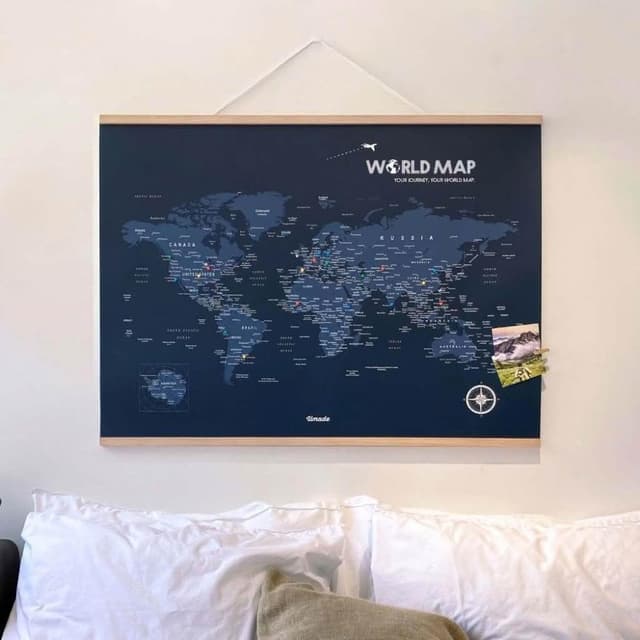 【Umade】世界地圖木框海報 海軍藍色 小/大 附磁鐵地標扣 (牆壁 房間 居家裝飾 客廳 書房佈置 旅行紀錄  情侶 生日禮物)