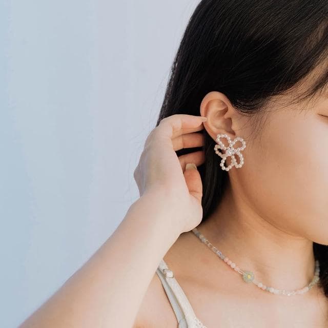 【Queenshop】QUEENSHOP_ S 女裝 正韓 925銀針珍珠花朵耳針式耳環 現+預 07030934