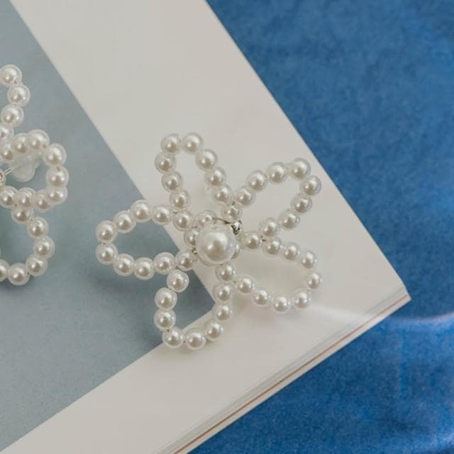 【Queenshop】QUEENSHOP_ S 女裝 正韓 925銀針珍珠花朵耳針式耳環 現+預 07030934