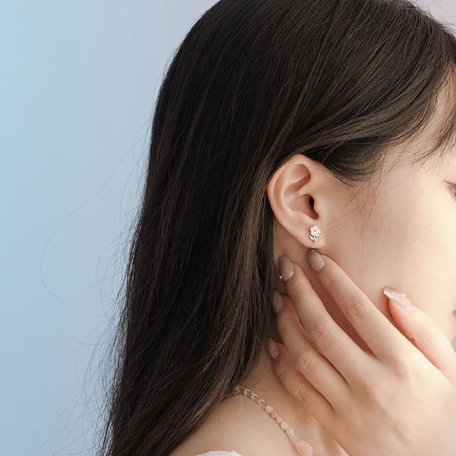 【Queenshop】QUEENSHOP_ S 女裝 正韓 貝殼光澤小花耳針式耳環 現+預 07030957