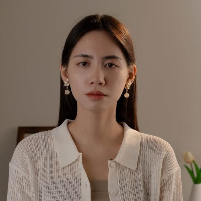 Char Me 耳夾專賣 彩花鑲鑽小圓球．蚊香盤耳夾- 白色/綠色(夾式耳環 耳夾 耳夾式耳環 無耳洞耳環)