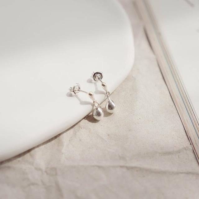 【Queenshop】QUEENSHOP_ S 正韓 925銀精緻亮面胖水滴造型耳環 現+預 07030938