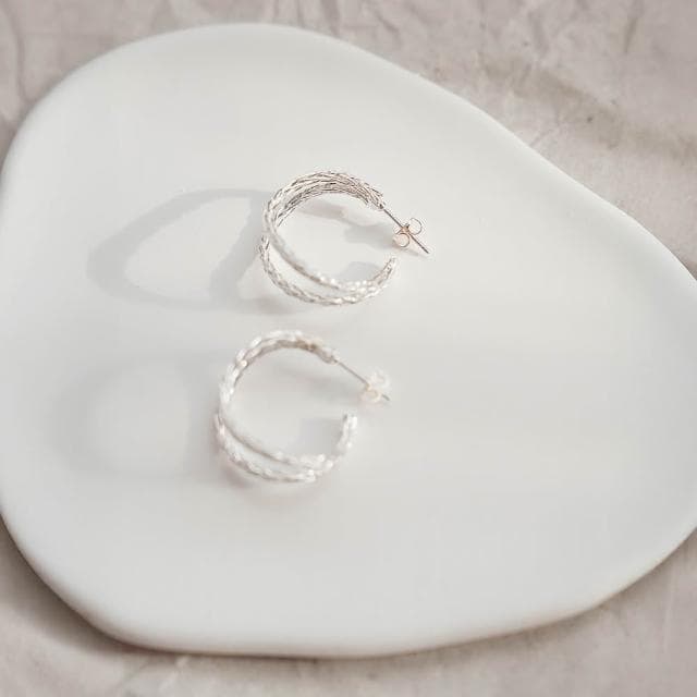 【Queenshop】QUEENSHOP_ S 正韓 麻花編織雙環造型耳針式耳環 現+預 07030939